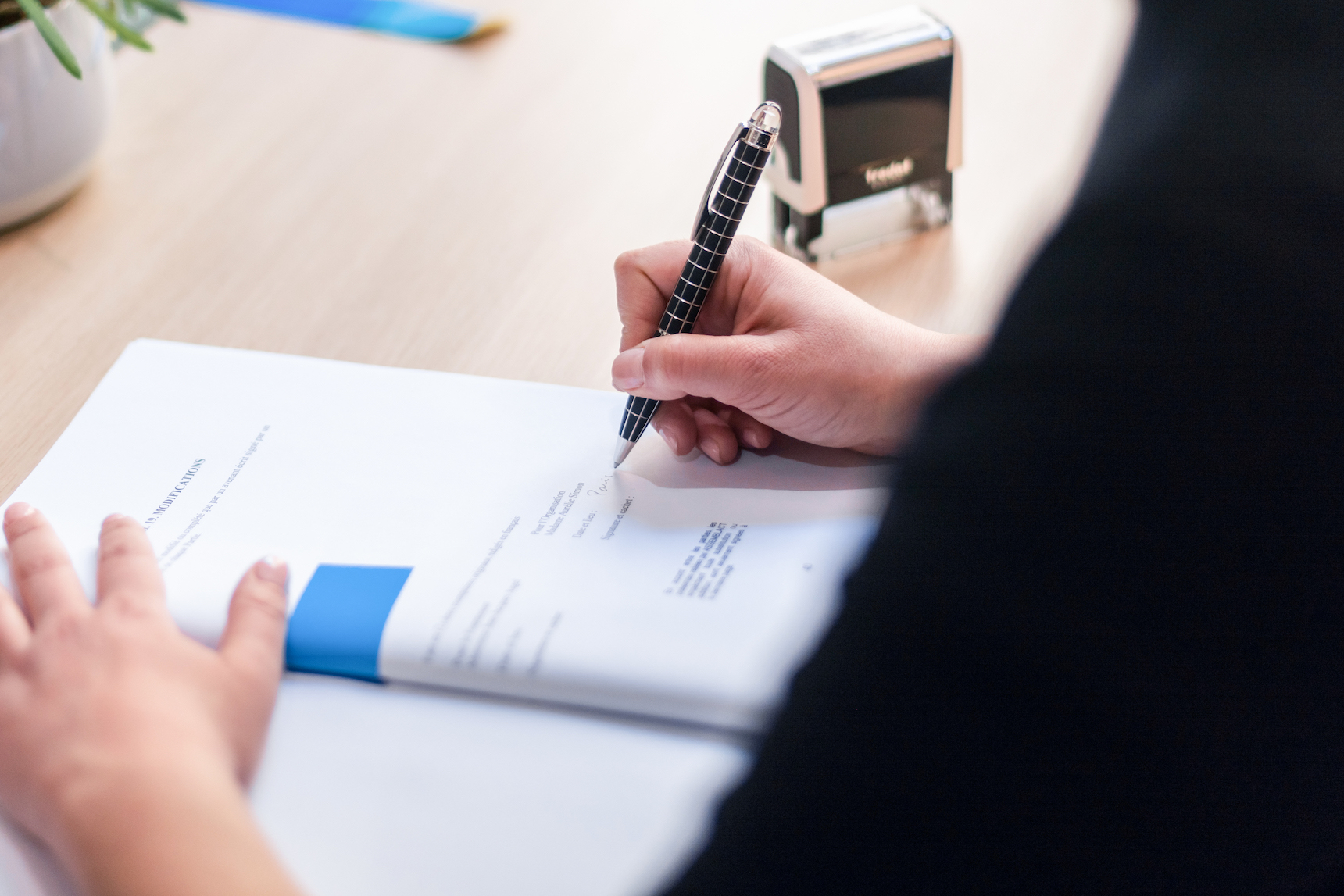 ¿Cómo asegura la encuadernación Assemblact® sus documentos?